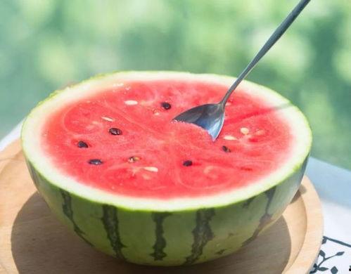 吃瓜能吃药吗,吃瓜也能吃药？揭秘日常饮食中的健康误区